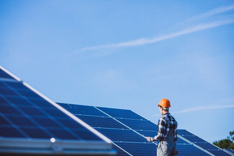 Cortes de geração reduzem receitas e adiam novos investimentos em energia solar no Brasil
