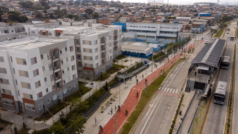 PPP habitacional de São Paulo com ciclovia integrada a moradias e ao transporte público em Guaianases