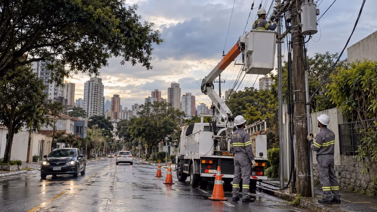 Atendimento emergencial da Enel SP durante manutenção da rede elétrica na Região Metropolitana de São Paulo