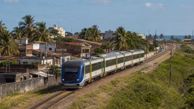 Trem entre capitais do Nordeste em corredor ferroviário próximo ao litoral