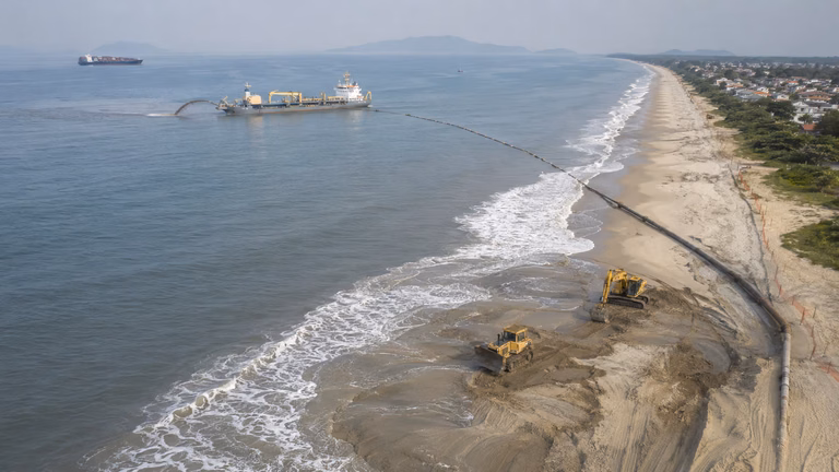Dragagem da Baía da Babitonga reaproveita areia no alargamento das praias de Itapoá