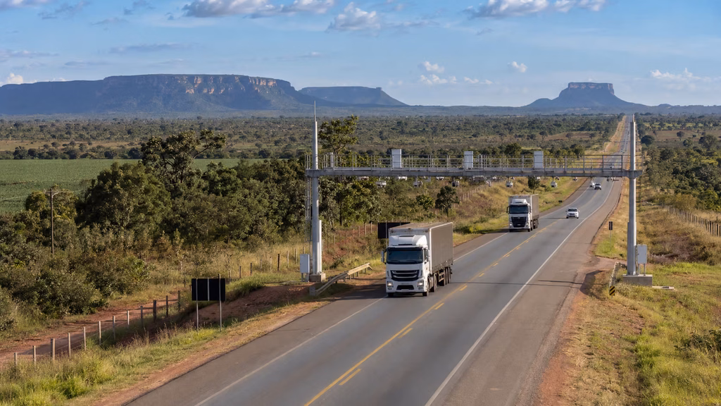 Concessão rodoviária de Mato Grosso em trecho de estrada estadual com circulação de caminhões e veículos