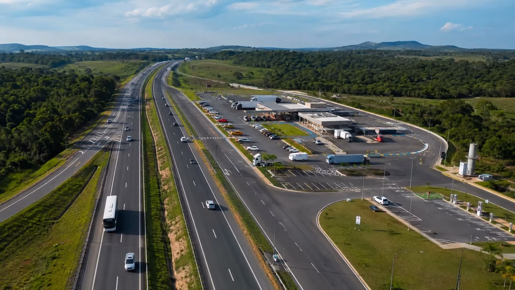 Receitas acessórias em concessões rodoviárias com centro de serviços e logística ao lado de estrada federal