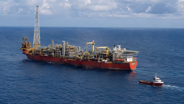 FPSO em operação na Margem Equatorial acompanhado por embarcação de apoio.