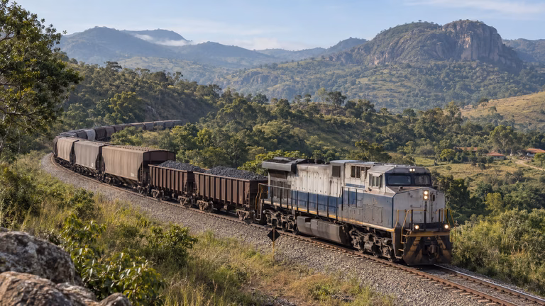 Trem de cargas percorre o Corredor Minas-Rio, ferrovia que será leiloada em dezembro