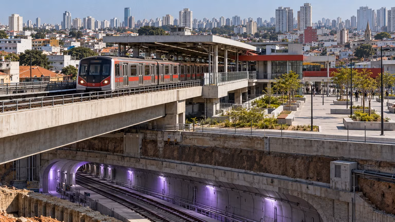 Estação do Metrô de São Paulo com área comercial e referência à futura Linha 16-Violeta