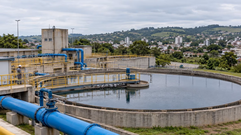 Estação de saneamento com tanque de tratamento e tubulações em São Miguel do Oeste